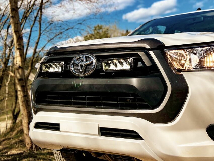 KIT MONTAGE RRR4 & LINEAR 6 CALANDRE TOYOTA HILUX 2021+ – Image 2